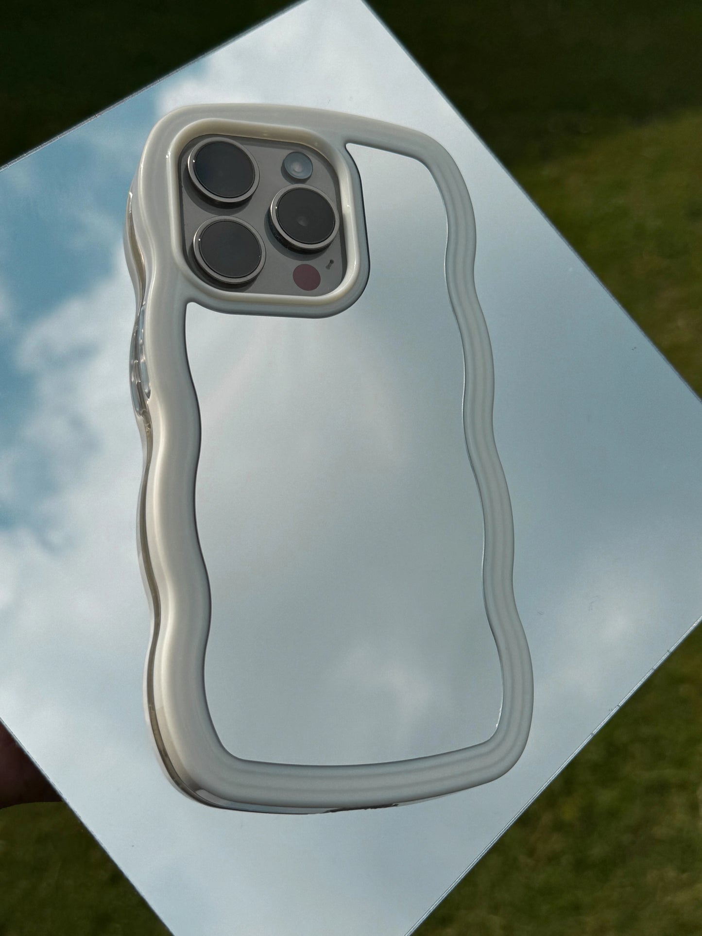 White Curvy Wave Mirror Phone Case
